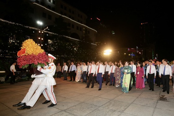The delegation of leaders offers incense and flowers to the statues of the late President Ho Chi Minh at President Ho Chi Minh Statue Park in District 1. (Photo: SGGP)