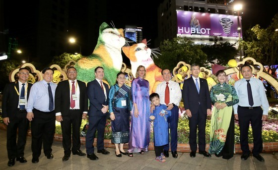 Secretary of the HCMC Party Committee Nguyen Van Nen (4th, R) and representatives of Consulates General in HCMC attend the event. (Photo: SGGP)