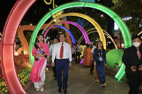 Secretary of the HCMC Party Committee Nguyen Van Nen visits Nguyen Hue Flower Street 2023. (Photo: SGGP)