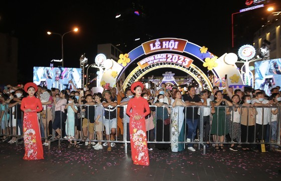 A large number of local people and visitors attend the opening ceremony of Nguyen Hue Flower Street. (Photo: SGGP)