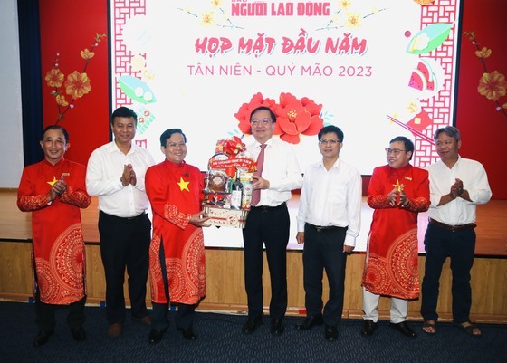 Standing deputy head of the Propaganda and Education Board of the City Party Committee Le Hong Son (4th, R) visits the Nguoi Lao Dong Newspaper. (Photo: SGGP) Standing deputy head of the Propaganda and Education Board of the City Party Committee Le Hong Son (4th, R) visits the Nguoi Lao Dong Newspaper. (Photo: SGGP)