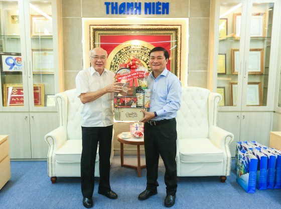 Head of the Propaganda and Education Board of the City Party Committee, Phan Nguyen Nhu Khue (L) visits the Thanh Nien (Young people) Newspaper on January 30. (Photo: SGGP) Head of the Propaganda and Education Board of the City Party Committee, Phan Nguyen Nhu Khue (L) visits the Thanh Nien (Young people) Newspaper on January 30. (Photo: SGGP)