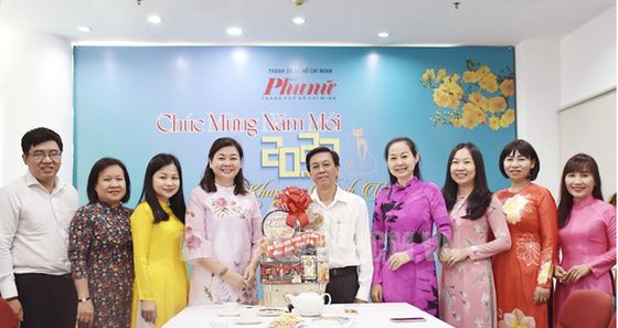 Deputy head of the Propaganda and Education Board of the City Party Committee Nguyen Tho Truyen (5th, R) visits the Phu Nu TPHCM (HCMC Women) newspaper. (Photo: SGGP) Deputy head of the Propaganda and Education Board of the City Party Committee Nguyen Tho Truyen (5th, R) visits the Phu Nu TPHCM (HCMC Women) newspaper. (Photo: SGGP)