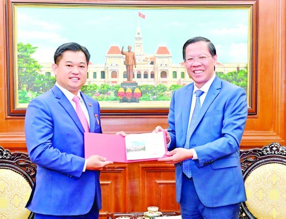 Chairman of the HCMC People’s Committee Phan Van Mai (R) hands over the HCMC badge to outgoing Cambodian Consul General to HCMC Sok Dareth. (Photo: SGGP) Chairman of the HCMC People’s Committee Phan Van Mai (R) hands over the HCMC badge to outgoing Cambodian Consul General to HCMC Sok Dareth. (Photo: SGGP)