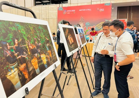 At a photo exhibition of Vietnam&apos;s coffee industry at the press conference (Photo: SGGP)