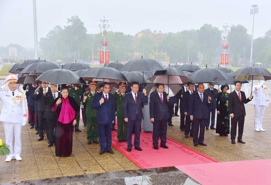 Leaders pay tribute to President Ho Chi Minh on Party’s founding anniversary. (Photo:SGGP)