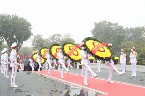 The delegation lays a wreath at the Monument to Heroes and Martyrs in Hanoi. (Photo: SGGP)