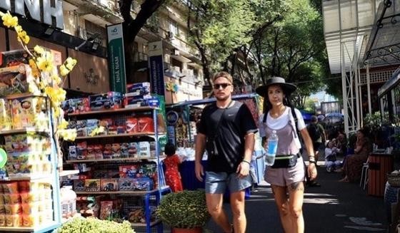 Foreign tourists visit book street in Ho Chi Minh City on the occasion of Tet (Lunar New Year) holiday. (Photo: VNA)