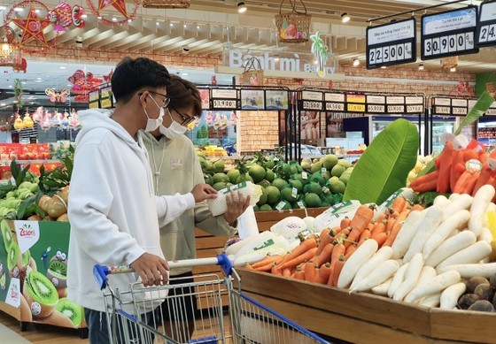 Consumers shop at a supermarket. (Photo: SGGP)