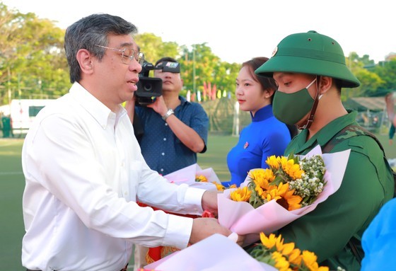Nguyen Phuoc Loc, Head of the Organization Commission of the Ho Chi Minh City Party Committee offers flowers to new recruits. (Photo: SGGP)