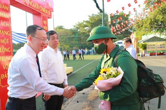 Secretary of the Party Committee of Dsitrict 4 Nguyen Quoc Thai enourages new soldiers. (Photo: SGGP)