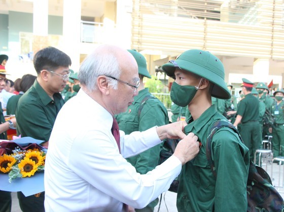 Head of the Propaganda and Education Board of the City Party Committee Phan Nguyen Nhu Khue attends a ceremony for the hand-over of newly-conscripted soldiers to the army in District 8. (Photo: SGGP)