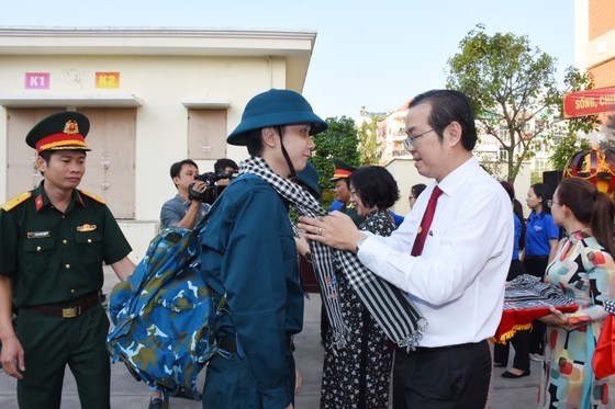 Secretary of the Party Commitee of District 10 Le Van Minh enourages youngsters to perform military and public security services. (Photo: SGGP)