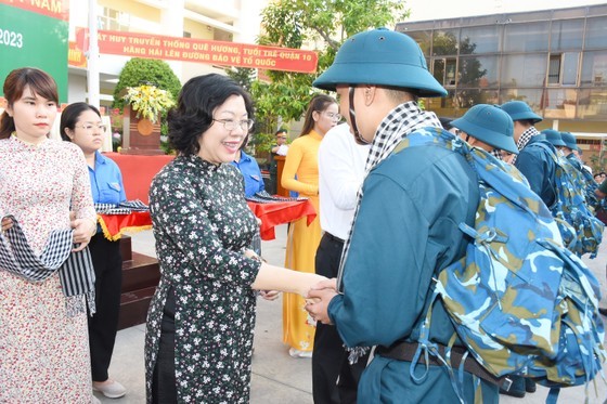 Chairwoman of the People&apos;s Committee of District 10 Nguyen Thi Thu Huong enourages recruits. (Photo: SGGP)