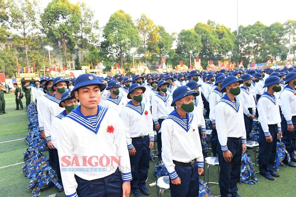 Thousands of young men in HCMC join army on February 8. (Photo: SGGP)