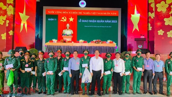Vice Secretary of the HCMC Party Committee Nguyen Ho Hai attends the farewell ceremony in District 11. (Photo: SGGP)