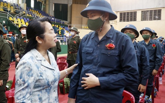 Chairwoman of the Vietnam Fatherland Front in HCMC Tran Kim Yen bids farewell to recruits. (Photo: SGGP)