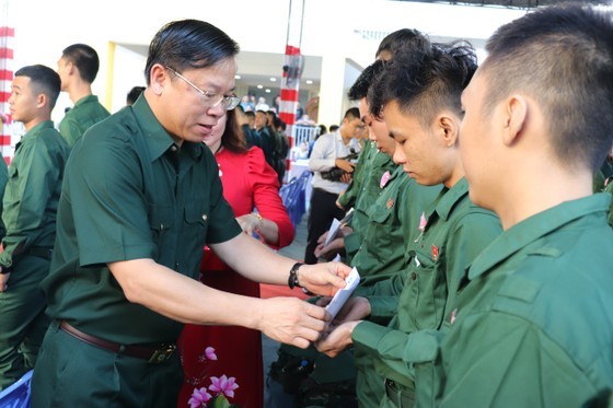 Secretary of the Party Committee of Binh Tan, Huynh Khac Diep presents gifts to young men. (Photo: SGGP)