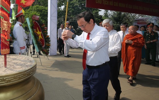 Secretary of the HCMC Party Committee Nguyen Van Nen offers incense to patriotic intellectual Huynh Tan Phat. (Photo: SGGP) Secretary of the HCMC Party Committee Nguyen Van Nen offers incense to patriotic intellectual Huynh Tan Phat. (Photo: SGGP)