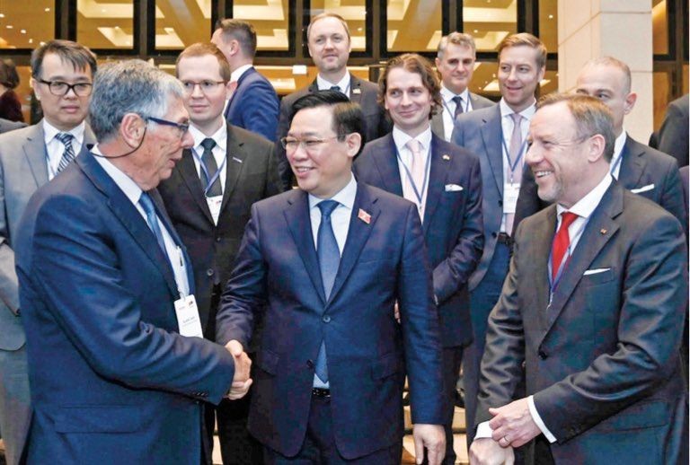 Chairman of the National Assembly Vuong Dinh Hue (center) has a working session with a delegation of the EU-ASEAN Business Council (EU-ABC) and the European Chamber of Commerce in Vietnam (EuroCham) in Hanoi on February 14. (Photo: VNA) Chairman of the National Assembly Vuong Dinh Hue (center) has a working session with a delegation of the EU-ASEAN Business Council (EU-ABC) and the European Chamber of Commerce in Vietnam (EuroCham) in Hanoi on February 14. (Photo: VNA)