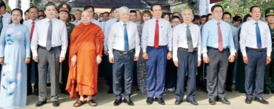 A delegation of leaders of the Party, State, Vietnam Fatherland Front (VFF), HCMC and Ben Tre Province on February 14 commemorate patriotic intellectual Huynh Tan Phat on his 110th birth anniversary. (Photo: SGGP) A delegation of leaders of the Party, State, Vietnam Fatherland Front (VFF), HCMC and Ben Tre Province on February 14 commemorate patriotic intellectual Huynh Tan Phat on his 110th birth anniversary. (Photo: SGGP)