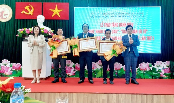 Artist Trinh Cong Son (C) is honored with the title of People's Artist of Bai Choi singing. (Photo: SGGP) Artist Trinh Cong Son (C) is honored with the title of People's Artist of Bai Choi singing. (Photo: SGGP)