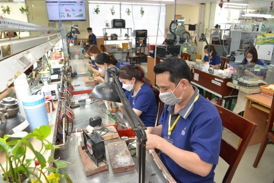 PNJ&apos;s workers are manufacturing gold jewellery at firm. (Photo: SGGP)