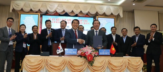 Chairman of the provincial People’s Committee Nguyen Van Ut (R) and Mayor of Yangsan city Na Dong-yeon (L) signed a Memorandum of Understanding on cooperation. (Photo: SGGP)