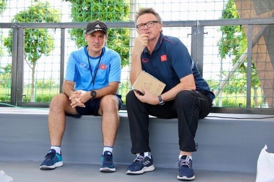 The national and U23 men’s football teams’ new head coach, Philippe Troussier (R) (Photo: SGGP) The national and U23 men’s football teams’ new head coach, Philippe Troussier (R) (Photo: SGGP)