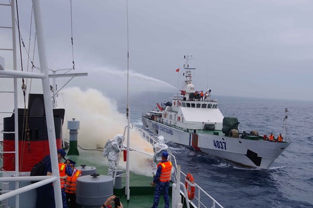 Officers and crew members of visiting Settu patrol ship of the Japan Coast Guard and Vietnam Coast Guard Region 2 Command at the joint training session. (Photo: VNA)