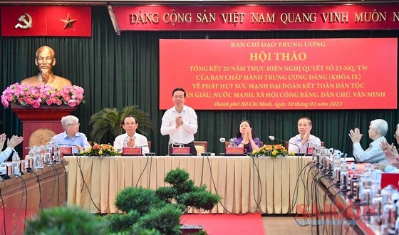 Permanent member of the Communist Party of Vietnam (CPV) Central Committee's Secretariat Vo Van Thuong (3rd, L) and Secretary of the HCMC Party Committee Nguyen Van Nen (2nd, L) attend the conference. (Photo: SGGP) Permanent member of the Communist Party of Vietnam (CPV) Central Committee's Secretariat Vo Van Thuong (3rd, L) and Secretary of the HCMC Party Committee Nguyen Van Nen (2nd, L) attend the conference. (Photo: SGGP)
