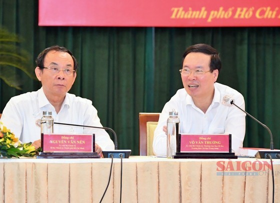 Permanent member of the Communist Party of Vietnam (CPV) Central Committee's Secretariat Vo Van Thuong (R) and Secretary of the HCMC Party Committee Nguyen Van Nen at the event (Photo: SGGP) Permanent member of the Communist Party of Vietnam (CPV) Central Committee's Secretariat Vo Van Thuong (R) and Secretary of the HCMC Party Committee Nguyen Van Nen at the event (Photo: SGGP)