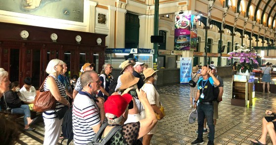 Foreign tourists visit Saigon Central Post Office in HCMC. (Photo: SGGP) Foreign tourists visit Saigon Central Post Office in HCMC. (Photo: SGGP)