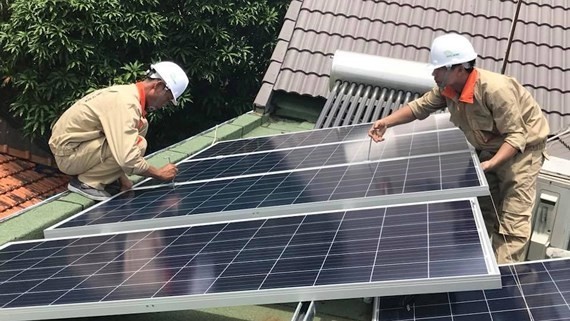 Workers install solar power panels. (Photo: SGGP) Workers install solar power panels. (Photo: SGGP)