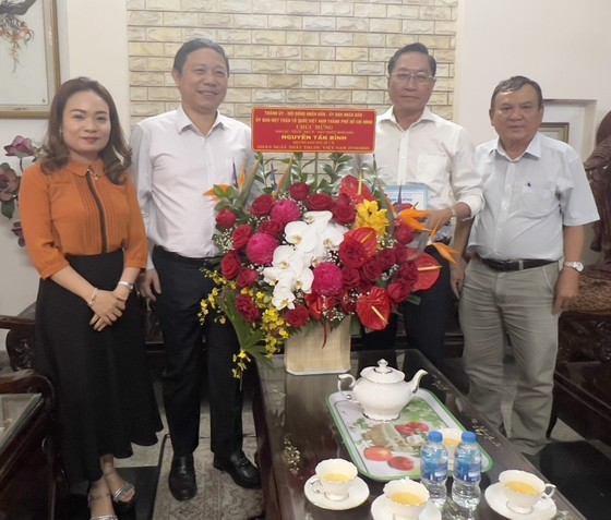 Vice Chairman of the HCMC People’s Committee Duong Anh Duc (2nd, L) visits Dr. Nguyen Tan Binh, former Director of HCMC Health Department (2nd, R). (Photo: SGGP) Vice Chairman of the HCMC People’s Committee Duong Anh Duc (2nd, L) visits Dr. Nguyen Tan Binh, former Director of HCMC Health Department (2nd, R). (Photo: SGGP)