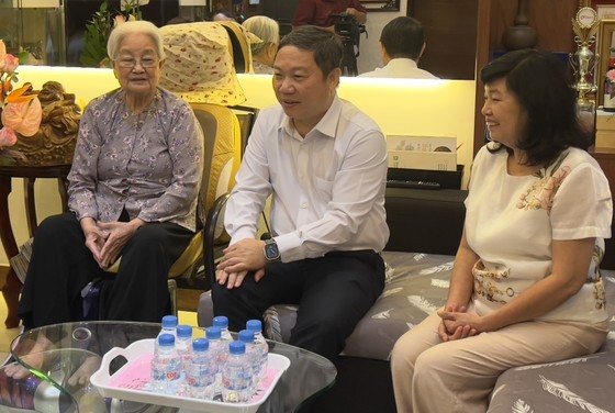 Vice Chairman of the HCMC People’s Committee Duong Anh Duc expresses his sincere thanks to the Hero of Labor, Dr. Ta Thi Chung (L). (Photo: SGGP) Vice Chairman of the HCMC People’s Committee Duong Anh Duc expresses his sincere thanks to the Hero of Labor, Dr. Ta Thi Chung (L). (Photo: SGGP)