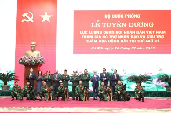 The search and rescue team, trained rescue dogs and delegates attend the honoring ceremony. (Photo: SGGP) The search and rescue team, trained rescue dogs and delegates attend the honoring ceremony. (Photo: SGGP)