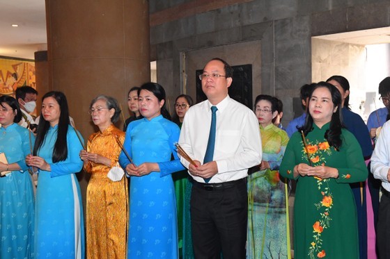 Delegates offer incense to Hung Kings and Trung Sisters at the Hung Kings Memorial Site in the National Historical and Cultural Park. (Photo: SGGP)
