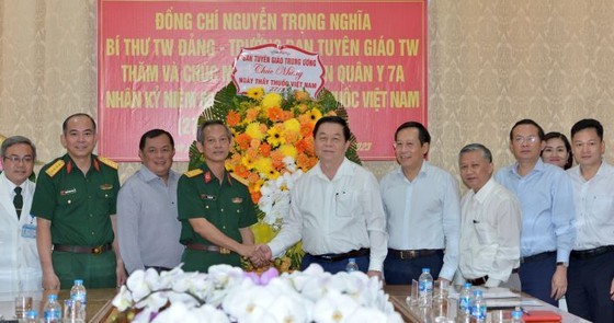 Head of Commission for Information and Education of the Party Central Committee Nguyen Trong Nghia (3rd,R) congratulates the medical staff of Military Hospital 7A. (Photo: SGGP) Head of Commission for Information and Education of the Party Central Committee Nguyen Trong Nghia (3rd,R) congratulates the medical staff of Military Hospital 7A. (Photo: SGGP)