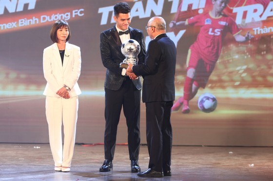 Head of the Propaganda and Education Board of the City Party Committee Phan Nguyen Nhu Khue (R) offers the Silver Ball award to striker Nguyen Tien Linh (C). (Photo: SGGP)