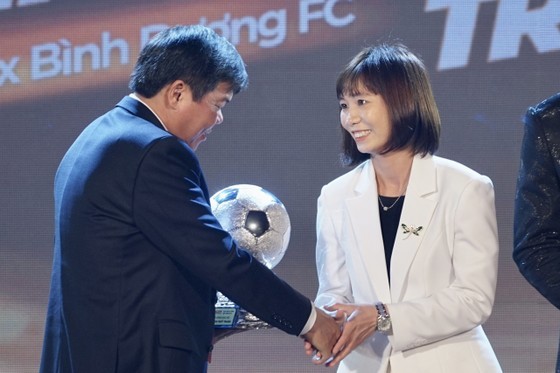 Editor-in-Chief of the Sai Gon Giai Phong Newspaper Tang Huu Phong (L) presents the Silver Ball award to player Tran Thi Thuy Trang. (Photo: SGGP)