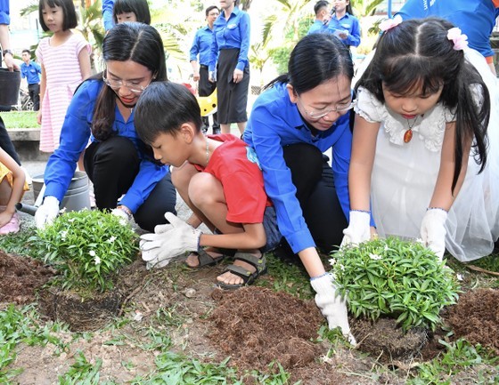 Young people plant trees at An Loc - An Phu residential area in Thu Duc City. (Photo: SGGP) Young people plant trees at An Loc - An Phu residential area in Thu Duc City. (Photo: SGGP)