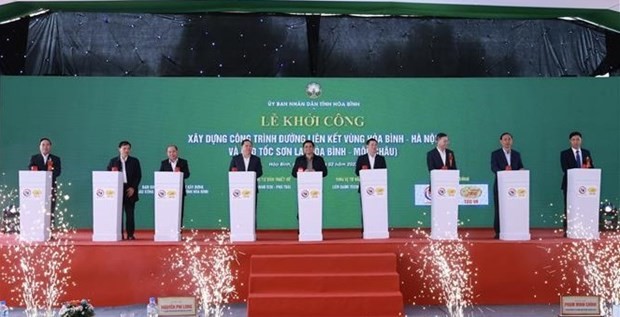 PM Pham Minh Chinh and delegates press the buttons to launch the construction of the expressway from Hoa Binh to Son La (Photo: VNA) PM Pham Minh Chinh and delegates press the buttons to launch the construction of the expressway from Hoa Binh to Son La (Photo: VNA)
