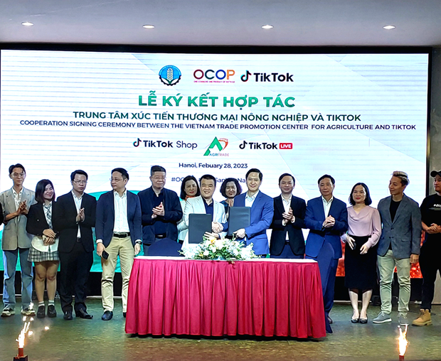 The cooperation signing ceremony between Agritrade and TikTok on February 28 (Photo: VNA)