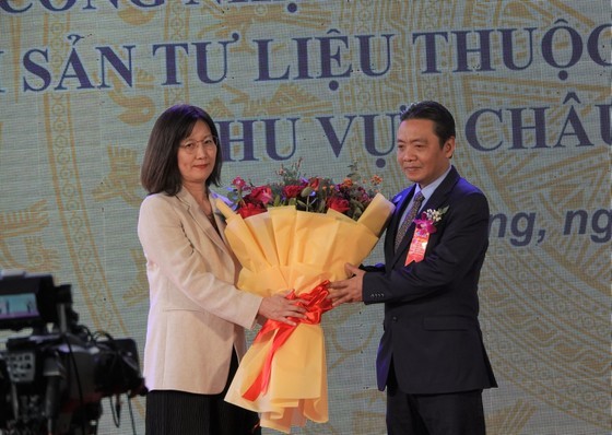 Deputy Minister of Culture, Sports and Tourism Hoang Dao Cuong (R) offers flowers to Ms. Miki Nozawa, head of the Education Department of the UNESCO Office in Vietnam. (Photo: SGGP) Deputy Minister of Culture, Sports and Tourism Hoang Dao Cuong (R) offers flowers to Ms. Miki Nozawa, head of the Education Department of the UNESCO Office in Vietnam. (Photo: SGGP)
