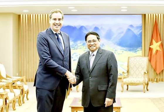 Prime Minister Pham Minh Chinh (R) receives French Minister for Foreign Trade, Attractiveness and French Nationals Abroad Olivier Becht (Photo: SGGP) Prime Minister Pham Minh Chinh (R) receives French Minister for Foreign Trade, Attractiveness and French Nationals Abroad Olivier Becht (Photo: SGGP)