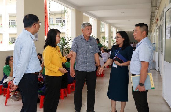 The delegation of the HCMC People’s Council supervises the construction project of the Tang Nhon Phu A High School. (Photo: SGGP) The delegation of the HCMC People’s Council supervises the construction project of the Tang Nhon Phu A High School. (Photo: SGGP)