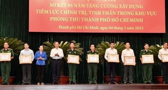 HCMC&apos;s leaders present certificates of merit to collectives. (Photo: SGGP)