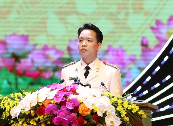 Captain Nguyen Van Tan of the Youth Division of the Party and Political Work Department under the Ministry of Public Security pledges to study and implement President Ho Chi Minh&apos;s teachings to ensure social security and order, and contribute to building and protecting the country. (Photo: SGGP)