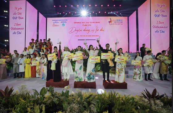 At the award ceremony (Photo: SGGP)